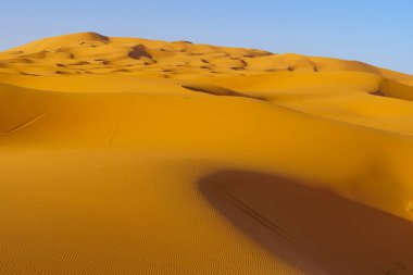 Merzouga, Sahra Çölü, Fas 'taki kum tepelerinin görüntüsü.