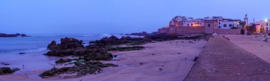Essaouira (Mogador), Fas 'ta Medine duvarları ve kıyılarının mavi saati (gün doğumundan önce)