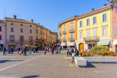 Crema, İtalya - 27 Şubat 2022: Piazza Garibaldi Meydanı Sahnesi, Crema, Lombardy, Kuzey İtalya