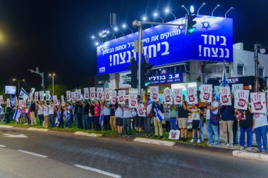 Hayfa, İsrail - 11 Kasım 2023: 64 koalisyon üyesini suçlayan protesto gösterisi, savaşın sorumluluğunu üstlenip rehinelerin serbest bırakılması yönünde çağrıda bulundu. Hayfa, İsrail