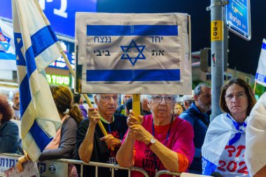 Hayfa, İsrail - 11 Kasım 2023: Hükümeti protesto etmek, savaşın sorumluluğunu üstlenmek ve rehinelerin serbest bırakılması yönünde çağrıda bulunmak. Hayfa, İsrail