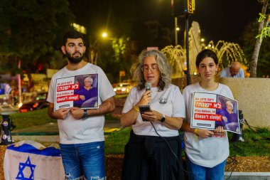 Hayfa, İsrail - 11 Kasım 2023: Hükümeti protesto etmek, savaşın sorumluluğunu üstlenmek ve rehinelerin serbest bırakılması yönünde çağrıda bulunmak. Hayfa, İsrail