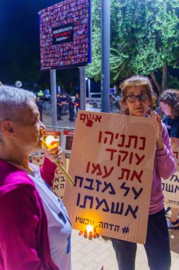 Caesarea, Israel - 11 Kasım 2023: İnsanlar başbakan Benjamin Netanyahu 'yu protesto ederek sorumluluğu üstlenip istifa çağrısında bulundu. Caesarea, İsrail