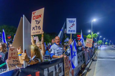 Caesarea, Israel - 11 Kasım 2023: İnsanlar başbakan Benjamin Netanyahu 'yu protesto ederek sorumluluğu üstlenip istifa çağrısında bulundu. Caesarea, İsrail