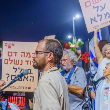 Caesarea, Israel - 11 Kasım 2023: İnsanlar başbakan Benjamin Netanyahu 'yu protesto ederek sorumluluğu üstlenip istifa çağrısında bulundu. Caesarea, İsrail