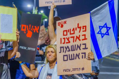 Caesarea, Israel - 11 Kasım 2023: İnsanlar başbakan Benjamin Netanyahu 'yu protesto ederek sorumluluğu üstlenip istifa çağrısında bulundu. Caesarea, İsrail