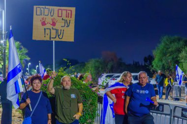 Caesarea, Israel - 11 Kasım 2023: İnsanlar başbakan Benjamin Netanyahu 'yu protesto ederek sorumluluğu üstlenip istifa çağrısında bulundu. Caesarea, İsrail