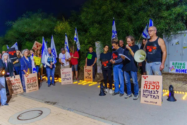 Caesarea, Israel - 11 Kasım 2023: İnsanlar başbakan Benjamin Netanyahu 'yu protesto ederek sorumluluğu üstlenip istifa çağrısında bulundu. Caesarea, İsrail