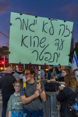 Hayfa, İsrail - 18 Kasım 2023: Hükümeti protesto etmek, savaşın sorumluluğunu üstlenmek ve rehinelerin serbest bırakılması yönünde çağrıda bulunmak. Hayfa, İsrail