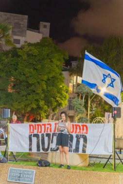 Hayfa, İsrail - 18 Kasım 2023: Protesto lideri bir konuşma yaparak hükümetin savaşın sorumluluğunu üstlenmesi ve rehinelerin serbest bırakılması çağrısında bulundu. Hayfa, İsrail