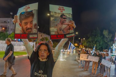 Hayfa, İsrail - 18 Kasım 2023: Hükümeti protesto etmek, savaşın sorumluluğunu üstlenmek ve rehinelerin serbest bırakılması yönünde çağrıda bulunmak. Hayfa, İsrail