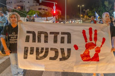 Hayfa, İsrail - 18 Kasım 2023: Hükümeti protesto etmek, savaşın sorumluluğunu üstlenmek ve rehinelerin serbest bırakılması yönünde çağrıda bulunmak. Hayfa, İsrail