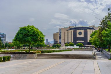 Sofya, Bulgaristan - 14 Eylül 2023: Bulgaristan 'ın Sofya kentindeki Ulusal Kültür Sarayı' nın (NDK) bahçesi ve çeşmesi, Yerel ve Ziyaretçileri