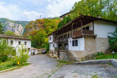Gara Cerepish, Bulgaristan - 15 Eylül 2023: Bulgaristan 'daki 14. yüzyıl kökleri ortodoks manastırı Cherepish Manastırı (Tanrı' nın Annesi Varsayımı)