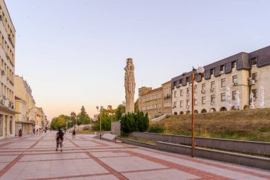 Shumen, Bulgaristan - 18 Eylül 2023: Bulgaristan 'ın Shumen kentinde yerel halk ve ziyaretçilerle birlikte ana caddenin gün batımı manzarası