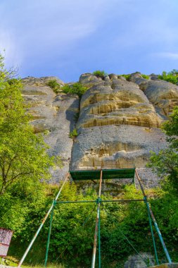 Madara, Bulgaristan - 19 Eylül 2023: Madara Süvarisinin (Madara Süvarisi) görüntüsü, Bulgaristan 'ın Madara kentinde oyulmuş 7. yüzyıl kaya tasarımı