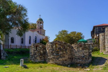 Sozopol, Bulgaristan - 20 Eylül 2023: Bulgaristan 'ın eski Sozopol kentinde bir ortaçağ kilisesi ve Aziz Kiril ve Methodius Kilisesi' nin kalıntıları görülüyor