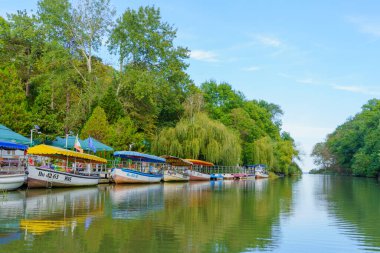 Kamchiya, Bulgaristan - 21 Eylül 2023: Bulgaristan 'ın doğusundaki Kamchiya Nehri' ndeki çeşitli teknelerin görüntüsü