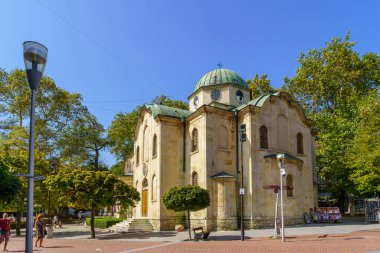 Varna, Bulgaristan - 22 Eylül 2023: Yerel halk ve ziyaretçilerle birlikte Saint Nicholas Kilisesi manzarası, Varna, Bulgaristan