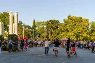 Varna, Bulgaristan - 22 Eylül 2023: Yerel halk grupları Bulgaristan 'ın Varna kentinde halk dansları yaparak Bağımsızlık Günü' nü kutladılar