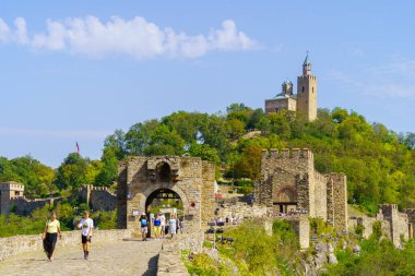 Veliko Tarnovo, Bulgaristan - 23 Eylül 2023: Bulgaristan 'ın Veliko Tarnovo kentindeki Çarevets kalesinin ziyaretçileri ile birlikte manzarası