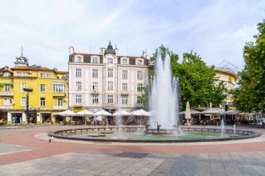 Filibe, Bulgaristan - 25 Eylül 2023: Bulgaristan 'ın Filibe kentinde yerel halk ve ziyaretçilerle birlikte Stefan Stambolov Meydanı Sahnesi