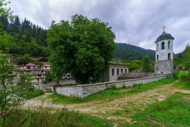 Shiroka Laka, Bulgaristan - 26 Eylül 2023: Varsayım Kilisesi, Shiroka Laka, Rodop Dağları, güney Bulgaristan