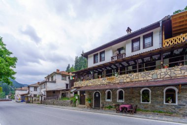 Shiroka Laka, Bulgaristan - 26 Eylül 2023: Bulgaristan 'ın güneyindeki Shiroka Laka, Rodop Dağları' nda tipik binalara sahip bir sokak manzarası