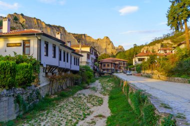 Melnik, Bulgaristan - 27 Eylül 2023: Bulgaristan 'ın güneyindeki Melnik, Pirin Dağları' nda tipik binalara sahip bir caddenin görüntüsü