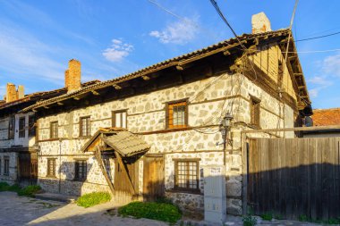 Bulgaristan 'ın Bansko kenti - 29 Eylül 2023: Bulgaristan' ın güneybatısındaki Bansko kentinde tipik binalara sahip bir sokak manzarası