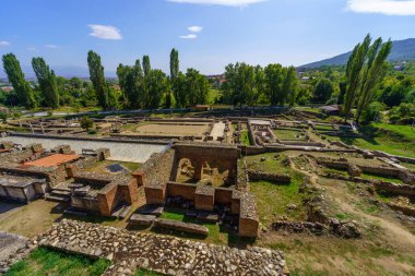Bitola, Kuzey Makedonya - 02 Ekim 2023: Bitola, Kuzey Makedonya yakınlarındaki ziyaretçilerle antik Roma kenti Heraclea Lyncestis 'in kalıntılarını görmek