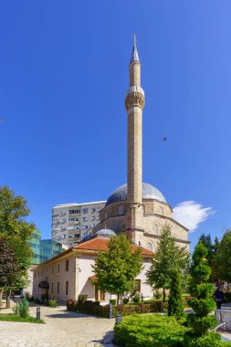 Bitola, Kuzey Makedonya - 02 Ekim 2023: Bitola, Kuzey Makedonya 'daki Isak Chelebi Camii' nin manzarası