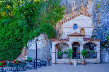 Sveti Stefan, Kuzey Makedonya - 03 Ekim 2023: St. Stefan Manastırı yerel halktan biri ile görülüyor. Kuzey Makedonya 'daki Ohri Gölü