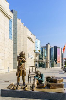 Üsküp, Kuzey Makedonya - 05 Ekim 2023: Üsküp, Kuzey Makedonya 'daki Yahudi Soykırımı Anıtı Heykeli ve Soykırım Müzesi