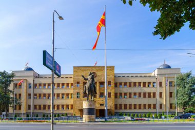 Üsküp, Kuzey Makedonya - 05 Ekim 2023: Üsküp, Kuzey Makedonya 'daki Cumhuriyet Meclisi' nin (parlamento) manzarası