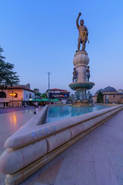 Üsküp, Kuzey Makedonya - 05 Ekim 2023: Philip II heykelinin Üsküp, Kuzey Makedonya 'daki günbatımı manzarası