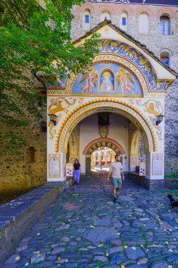 Rila, Bulgaristan - 07 Ekim 2023: Rila Manastırı 'nın (Rila Manastırı Manastırı) giriş kapısını ziyaretçilerle birlikte görmek. Bulgaristan