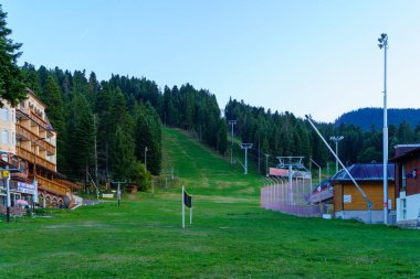 Borovets, Bulgaristan - 07 Ekim 2023: Bulgaristan 'ın güneybatısındaki Borovets tatil beldesinin manzarası