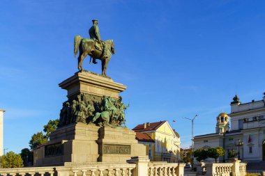 Sofya, Bulgaristan - 09 Ekim 2023: Bulgaristan 'ın başkenti Sofya' da Çar Kurtarıcı Anıtı 'na Bakış
