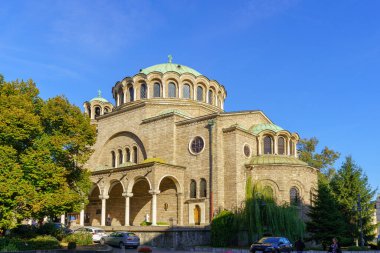 Sofya, Bulgaristan - 09 Ekim 2023: Bulgaristan 'ın Sofya kentinde yerel halk ve ziyaretçilerle birlikte St. Nedelya Kilisesi manzarası