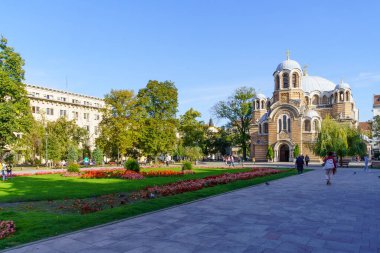 Sofya, Bulgaristan - 09 Ekim 2023: Sveti Sedmochislenitsi Kilisesi ve bahçesi, yerli halk ve ziyaretçilerle birlikte Sofya, Bulgaristan