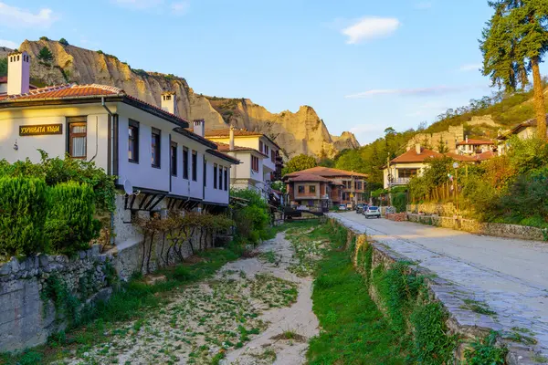 Melnik, Bulgaristan - 27 Eylül 2023: Bulgaristan 'ın güneyindeki Melnik, Pirin Dağları' nda tipik binalara sahip bir caddenin görüntüsü