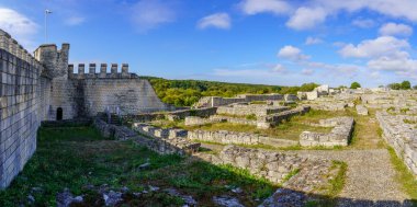 Eski ortaçağ Shumen kalesinin kalıntılarının manzarası. Bulgaristan