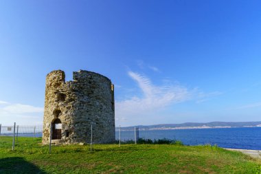 Bulgaristan 'ın Nesebar kentindeki eski bir yel değirmeninin yıkıntılarının manzarası