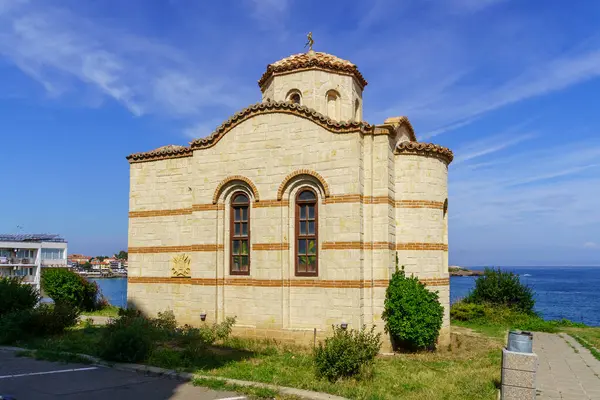 Bulgaristan 'ın Sozopol kentindeki Karadeniz kıyısındaki Aziz George Şapeli manzarası