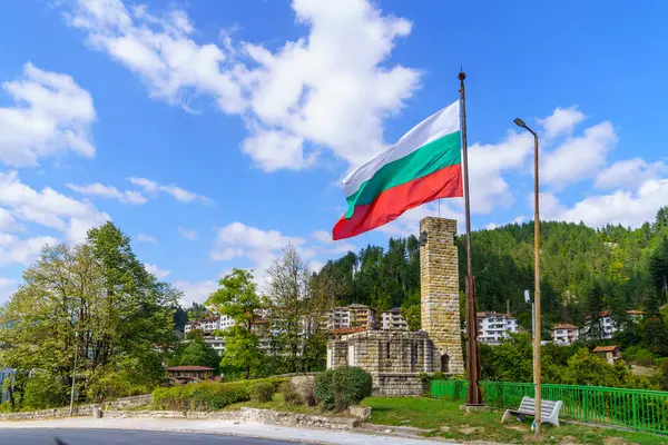 Bulgaristan 'ın güneyindeki Rodop Dağları' ndaki Smolyan kasabasının manzarası