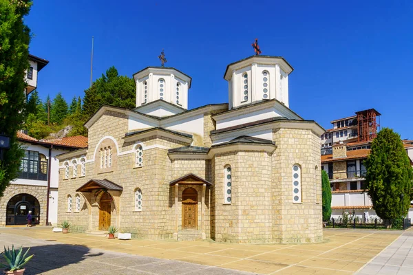 Kuzey Makedonya 'daki Ohri Gölü kıyısındaki Kutsal Bakire Meryem Kalista' nın Doğumu Manastırı manzarası