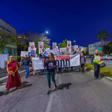 Hayfa, İsrail - 02 Aralık 2023: Hükümete karşı yapılan protesto yürüyüşü, savaşın sorumluluğunu üstlenip rehinelerin serbest bırakılması yönünde çağrıda bulundu. Hayfa, İsrail