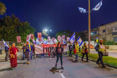 Hayfa, İsrail - 02 Aralık 2023: Hükümete karşı yapılan protesto yürüyüşü, savaşın sorumluluğunu üstlenip rehinelerin serbest bırakılması yönünde çağrıda bulundu. Hayfa, İsrail