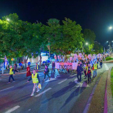 Hayfa, İsrail - 02 Aralık 2023: Hükümete karşı yapılan protesto yürüyüşü, savaşın sorumluluğunu üstlenip rehinelerin serbest bırakılması yönünde çağrıda bulundu. Hayfa, İsrail